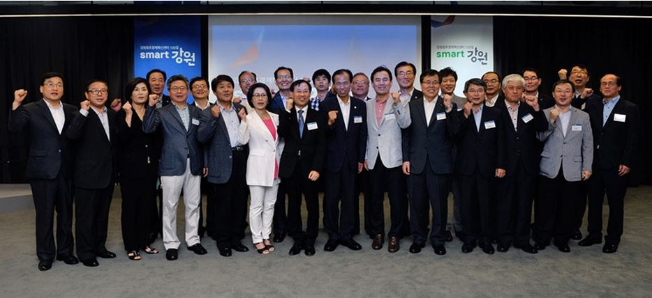 18일 강원창조경제혁신센터 출범 100일 기념식에서 내빈 및 관계자들이 기념사진을 촬영하고 있다.