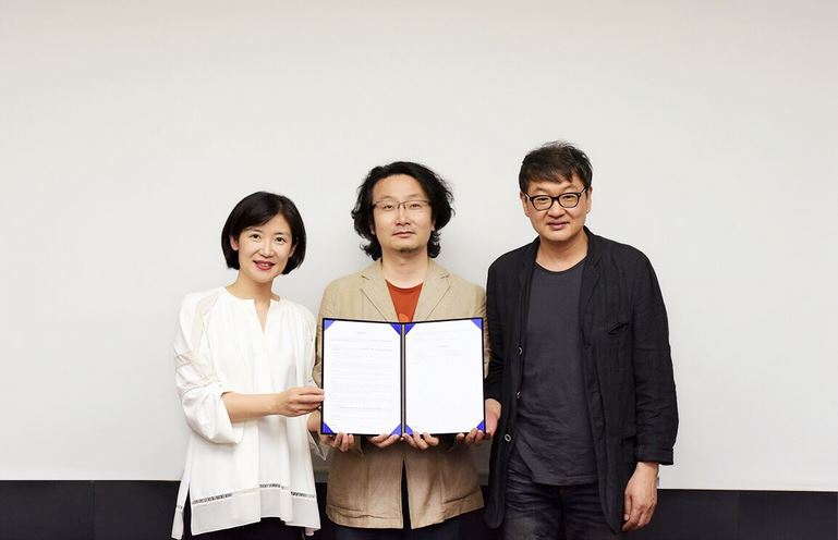 박선영 네이버 이사, 정윤철 감독, 허진호 위원장이 제천국제음악영화제 공식 후원 업무협약식에서 사진을 찍고 있다.