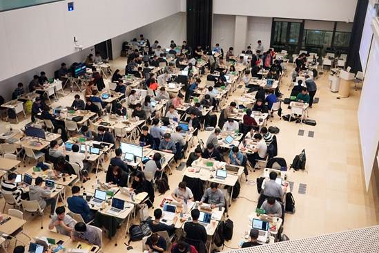 [사진설명] NAVER HACKDAY 2017에 참가자들이 토론을 통해 프로젝트를 만들어 가고 있다.  이번 NAVER Hack Day 2017은 강원도 춘천시에 위치한 네이버 연수원에서 23일부터 1박 2일간 진행된다.