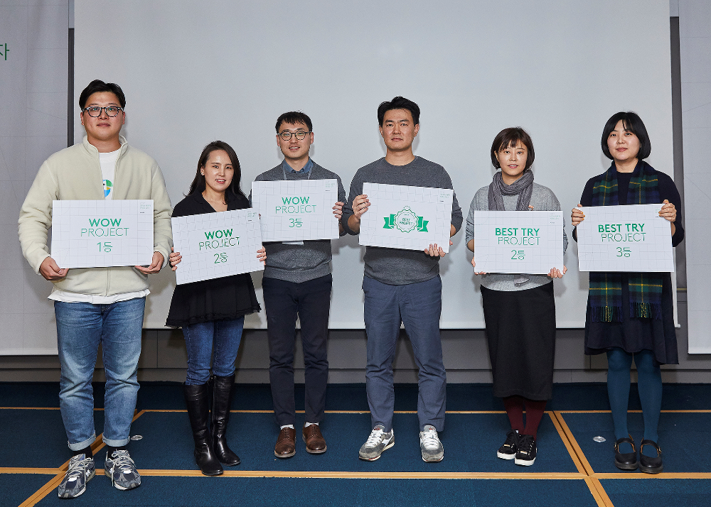  와우프로젝트와 베스트트라이프로젝트로 선정된 서비스 담당자들, (왼쪽부터) '파파고', '네이버 아이디로 로그인', 'X-eye', '네이버 예약', '백반위크', '오디오 크리에이터' 