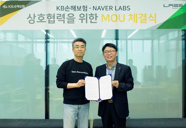 네이버랩스 송창현 대표(왼쪽)와 KB손해보험 자동차보험 부문장 이평로 상무가 양해각서를 들어보이고 있다. ​