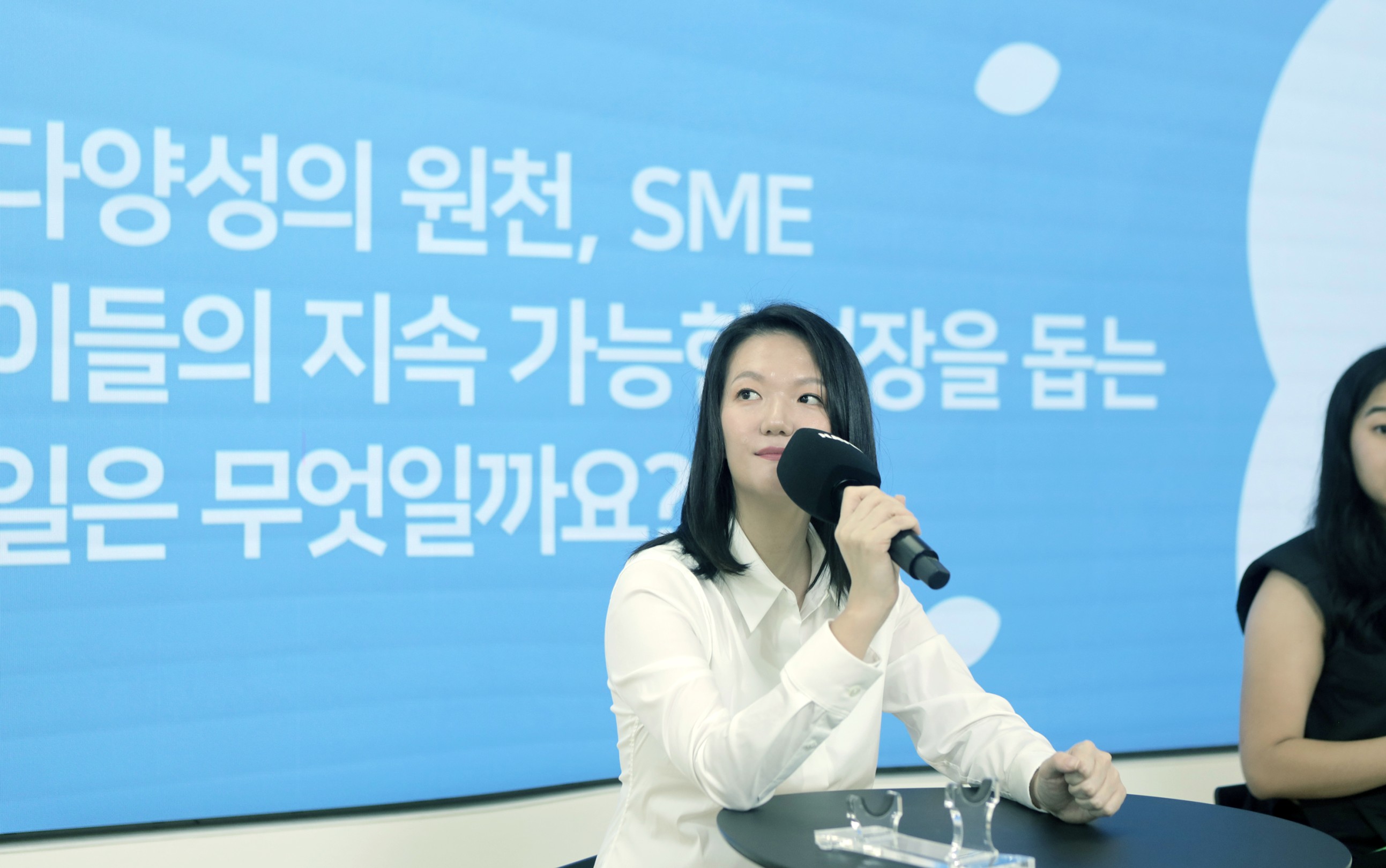 네이버 최수연 대표, 직원들과 두번째 ‘프로젝트 꽃’ 임팩트 토론 … “AI 솔루션과 브랜딩으로 SME 지속 가능한 성장 도모”